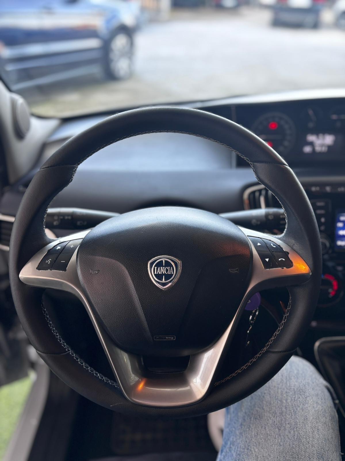 Lancia Ypsilon 1.3 MJT 16V 95 CV 5 porte S&S Platinum. Vettura Per Commercianti