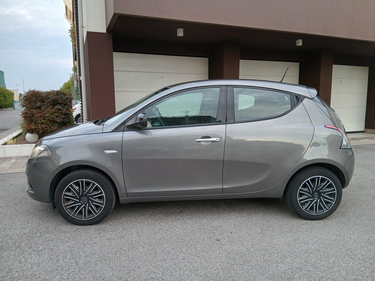 Lancia Ypsilon 1.2 69 CV 5 porte S&S Gold tua a € 169 mese