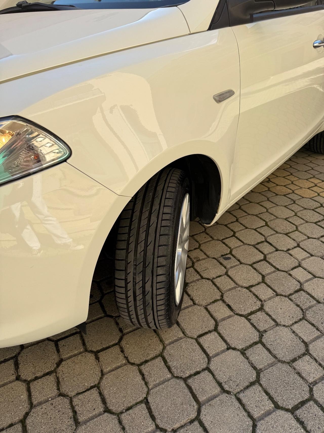 Lancia Ypsilon 0.9 TwinAir 85 CV 5 porte Metano Ecochic Silver