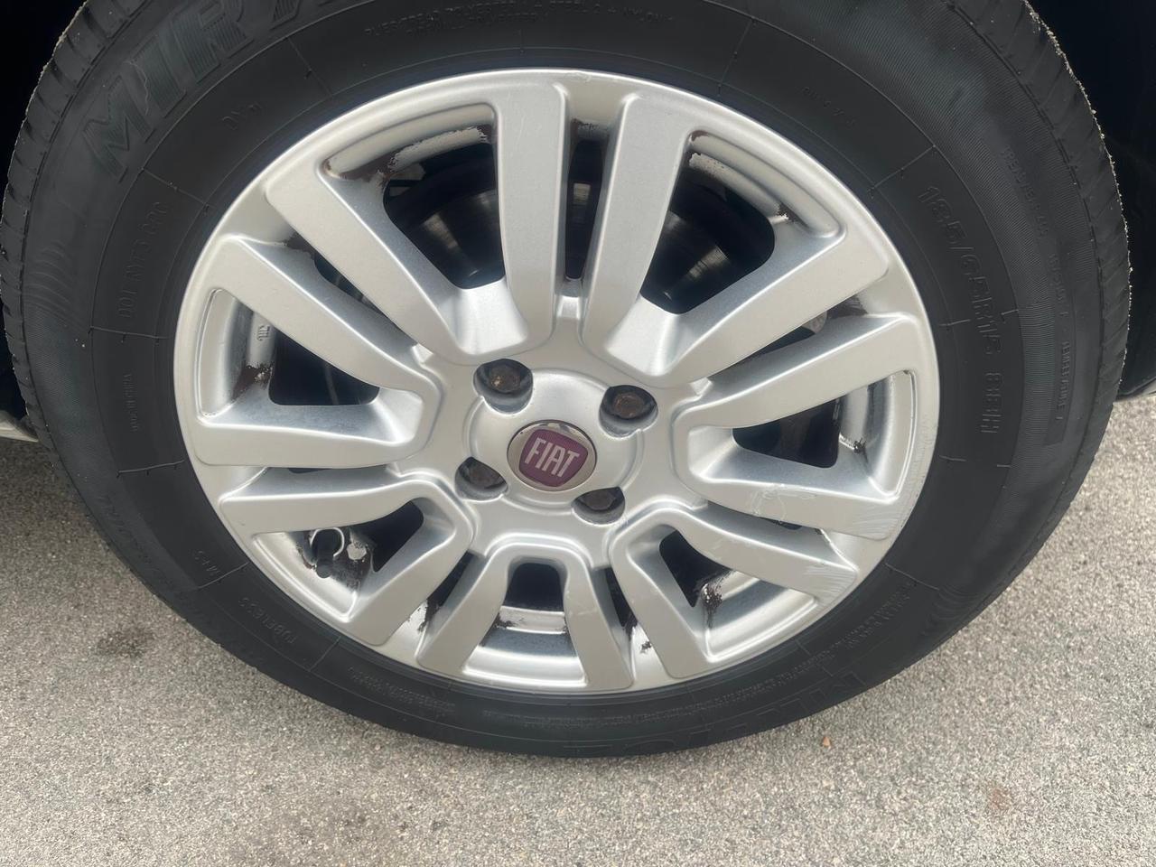 Punto Fiat g punto 5P-1.4-77cv- metano -full-2012