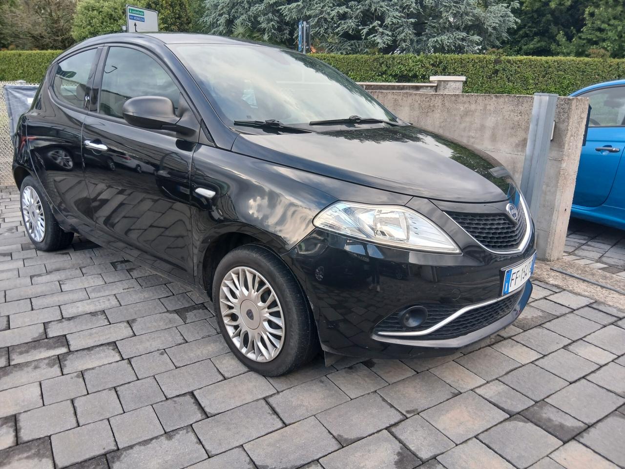Lancia Ypsilon 1.2 69 CV 5 porte Silver OK neo patentati tua a € 185 mese