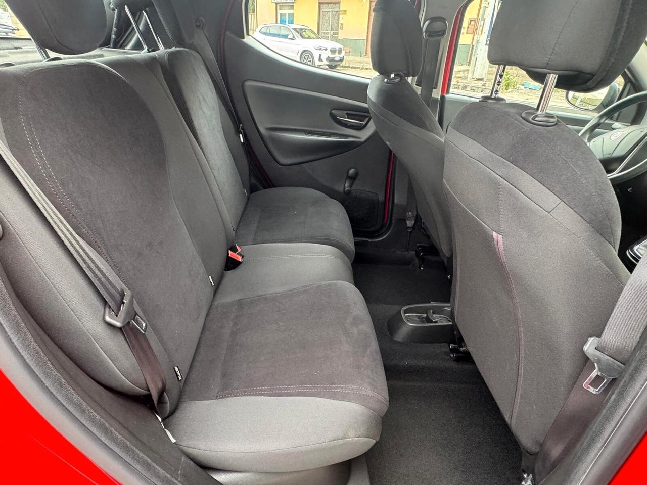 Lancia Ypsilon 0.9 TwinAir 85 CV 5 porte Metano Ecochic Silver