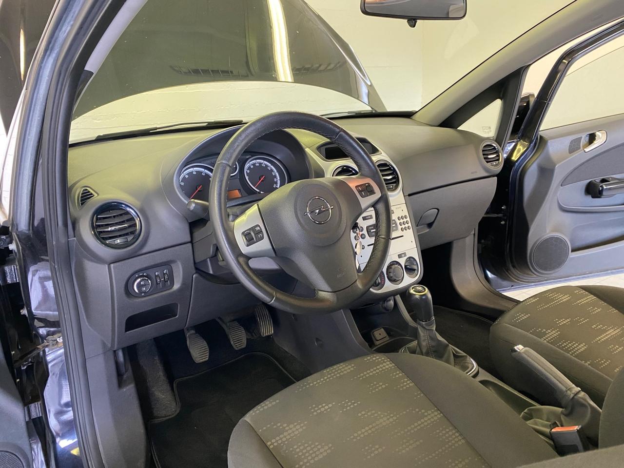 Opel Corsa 1.2 3 porte b-color