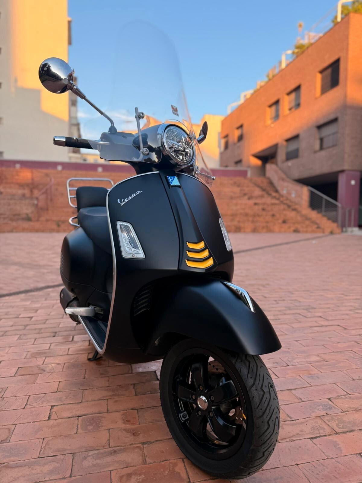 Piaggio Vespa 300 GTS hpe SUPER SPORT pari a nuovo