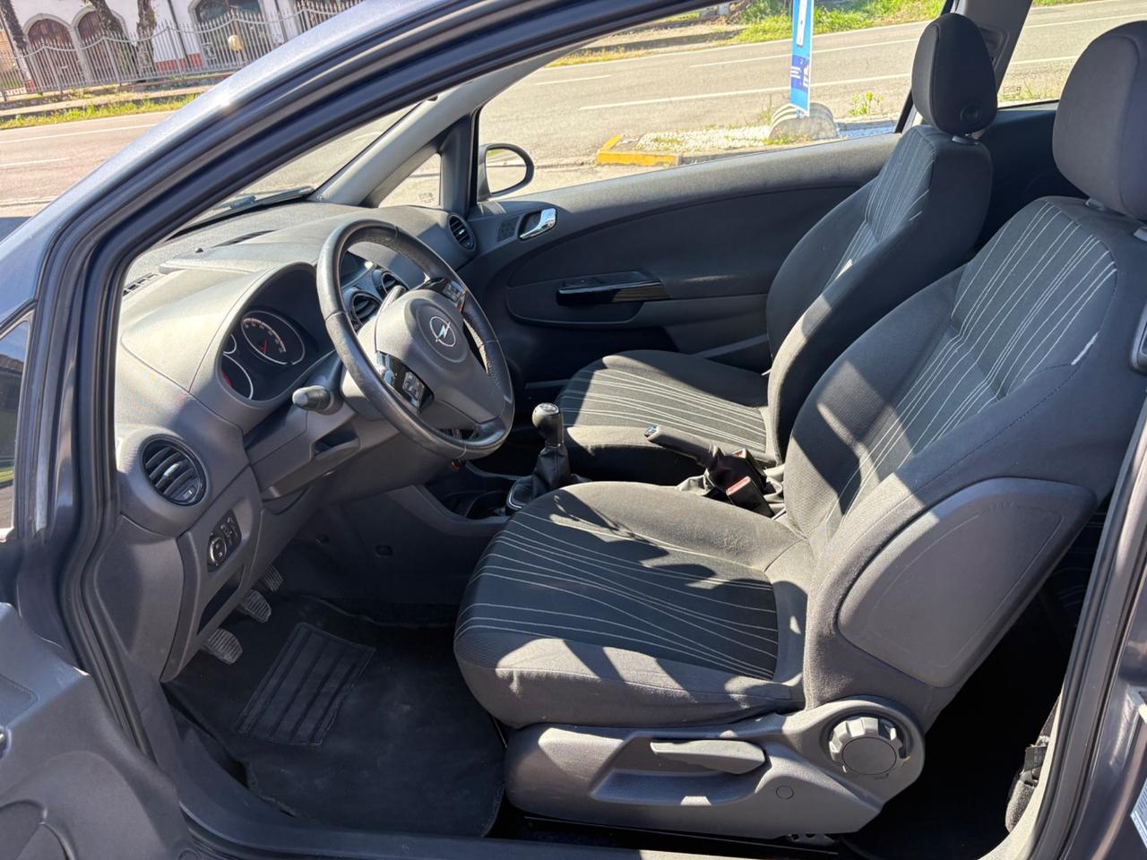 Opel Corsa 1.2 3 porte b-color