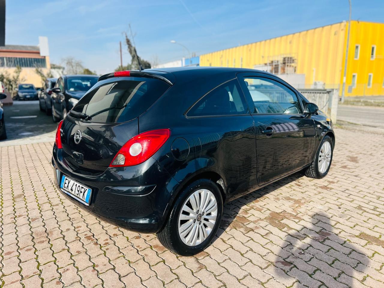 Opel Corsa 1.2 3 porte b-color
