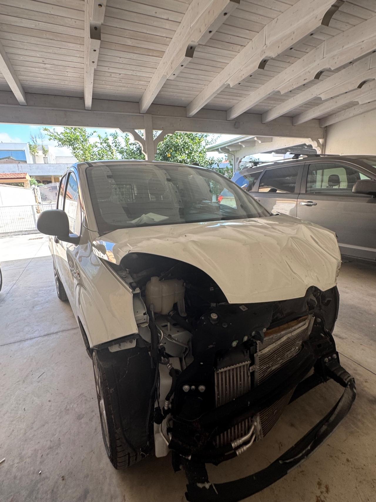 Fiat Panda metano Van 2 posti incidentata