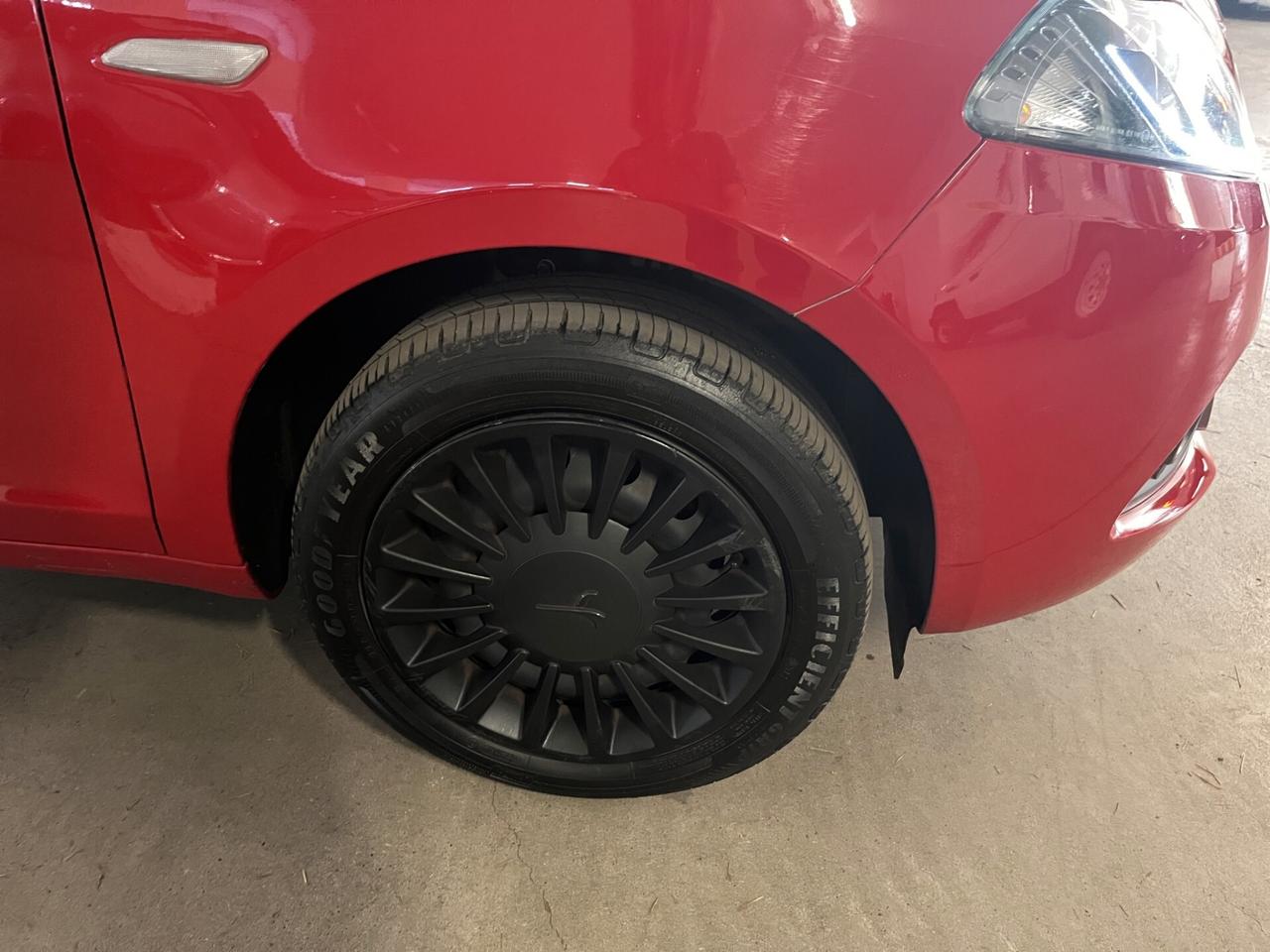 Lancia Ypsilon 1.0 FireFly 5 porte S&S Hybrid Ecochic Silver 70CV