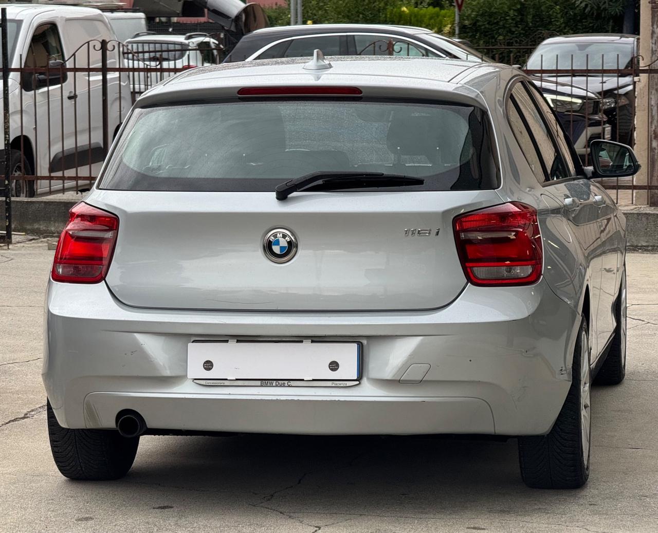 Bmw 116 116i 5p. Unique