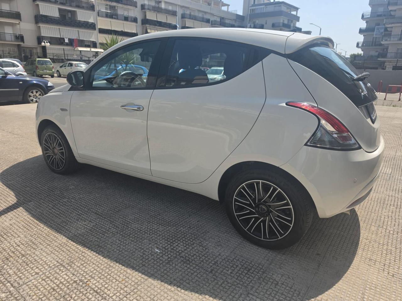 Lancia Ypsilon 1.0 FireFly 5 porte S&S Hybrid Gold
