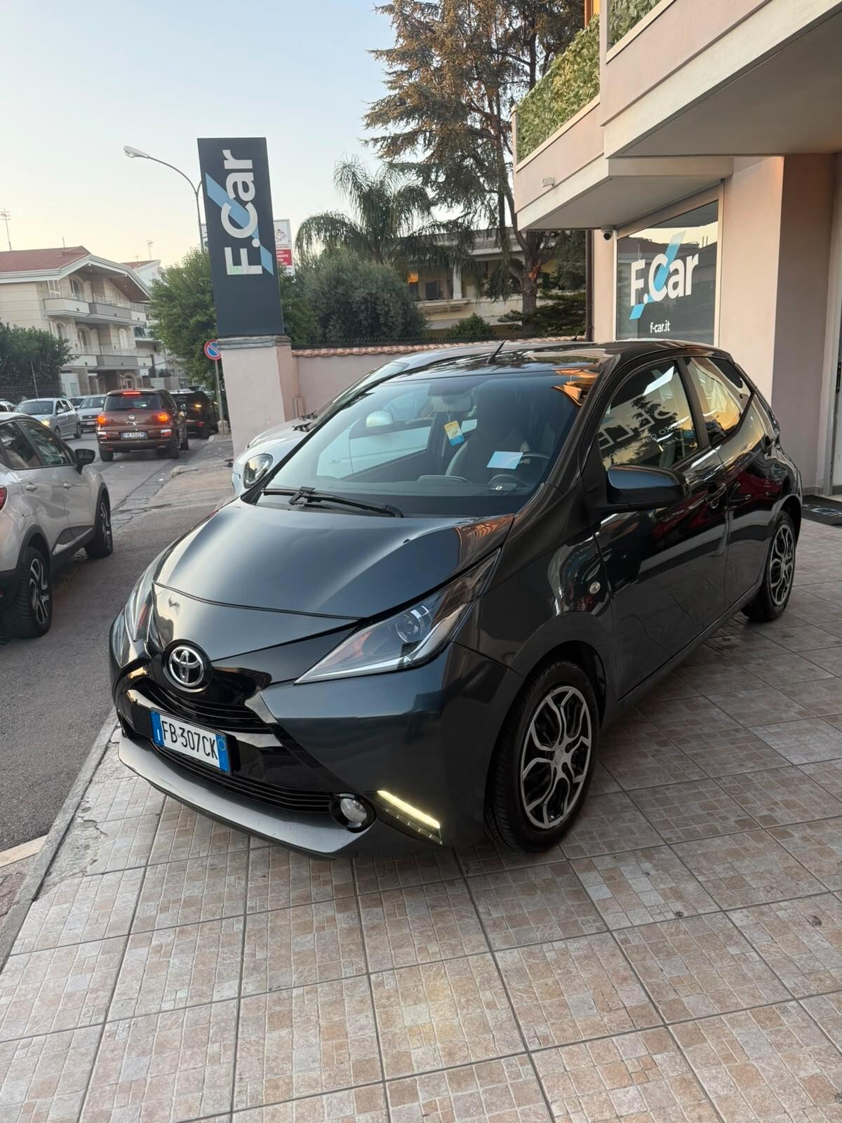 Toyota Aygo 1.0 VVT-i 69 CV 5 porte x-play NEOPATENTATI