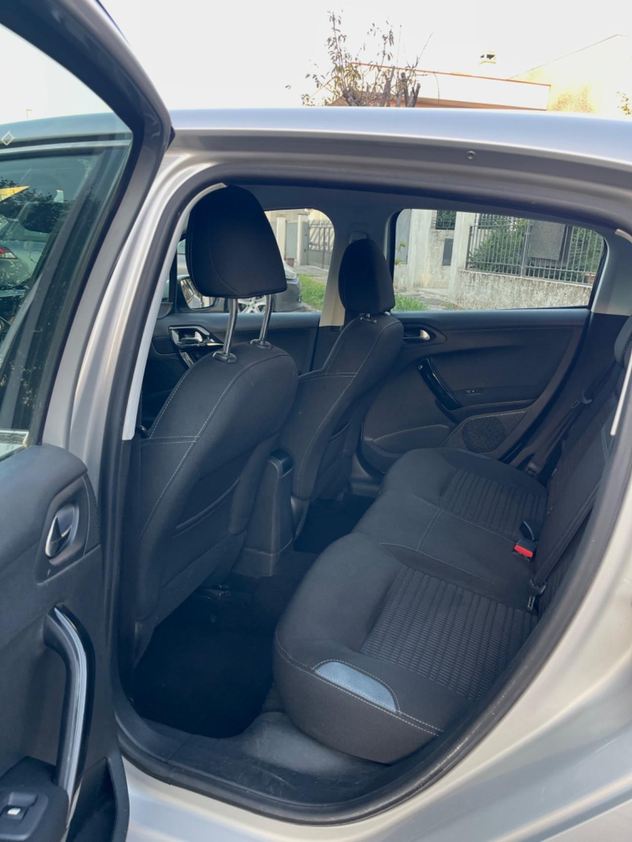 Peugeot 208 1.4 HDi 68 CV 5 porte Allure per Neopatentati 204
