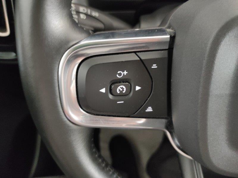 VOLVO XC40 (2017-->) - XC40 D3 Geartronic Momentum