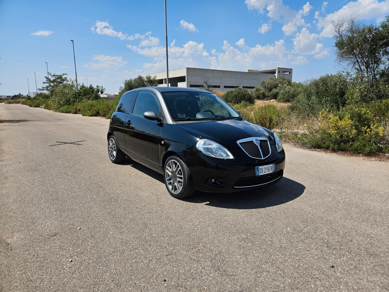 Lancia Ypsilon 1.3 MJT 105 CV Sport MomoDesign