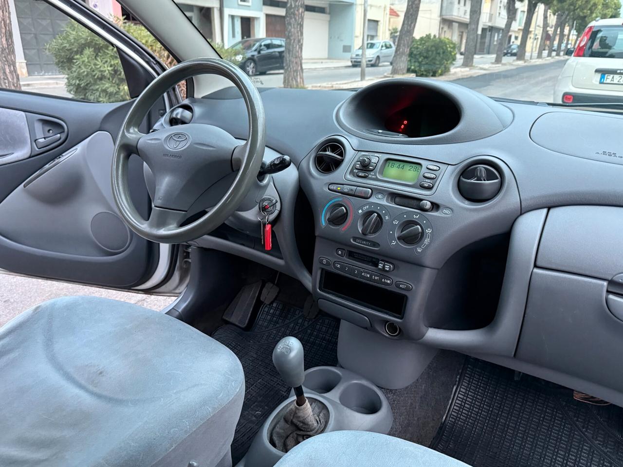 Toyota Yaris 1.0 cat 5 porte Sol - 2001