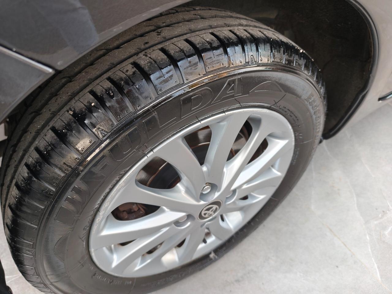 Toyota Yaris 1.0 BENZINA Lounge