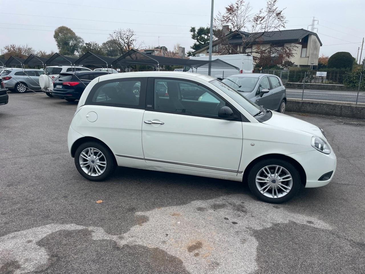 Lancia Ypsilon 1.3 MJT 75 CV Unyca