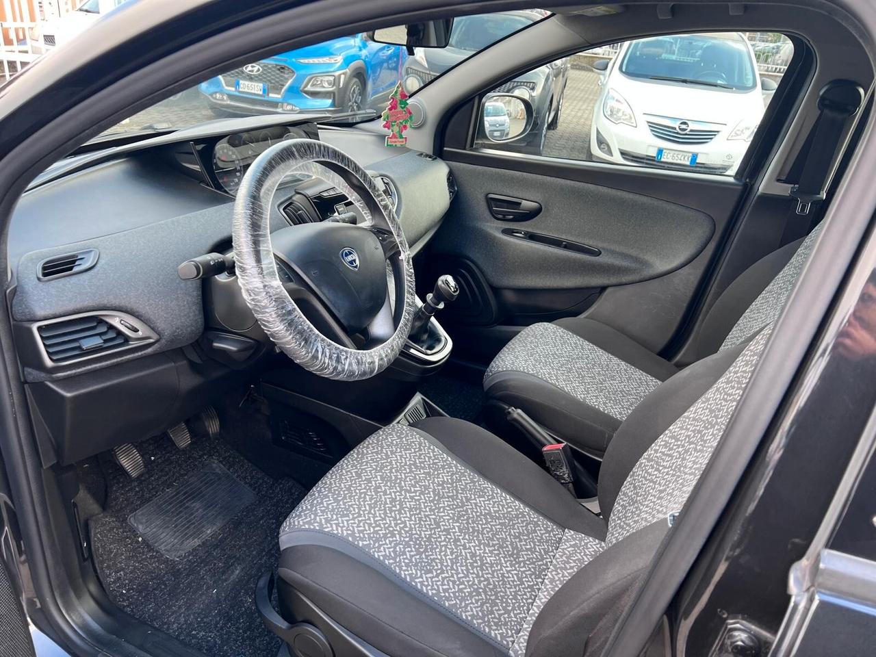 Lancia Ypsilon 1.2 69 CV 5 porte S&S Black and Noir