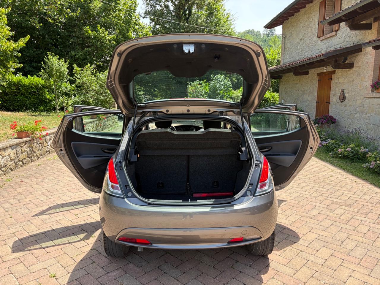 Lancia Ypsilon 1.2 69 CV 5 porte Gold OK NEOPATENTATI