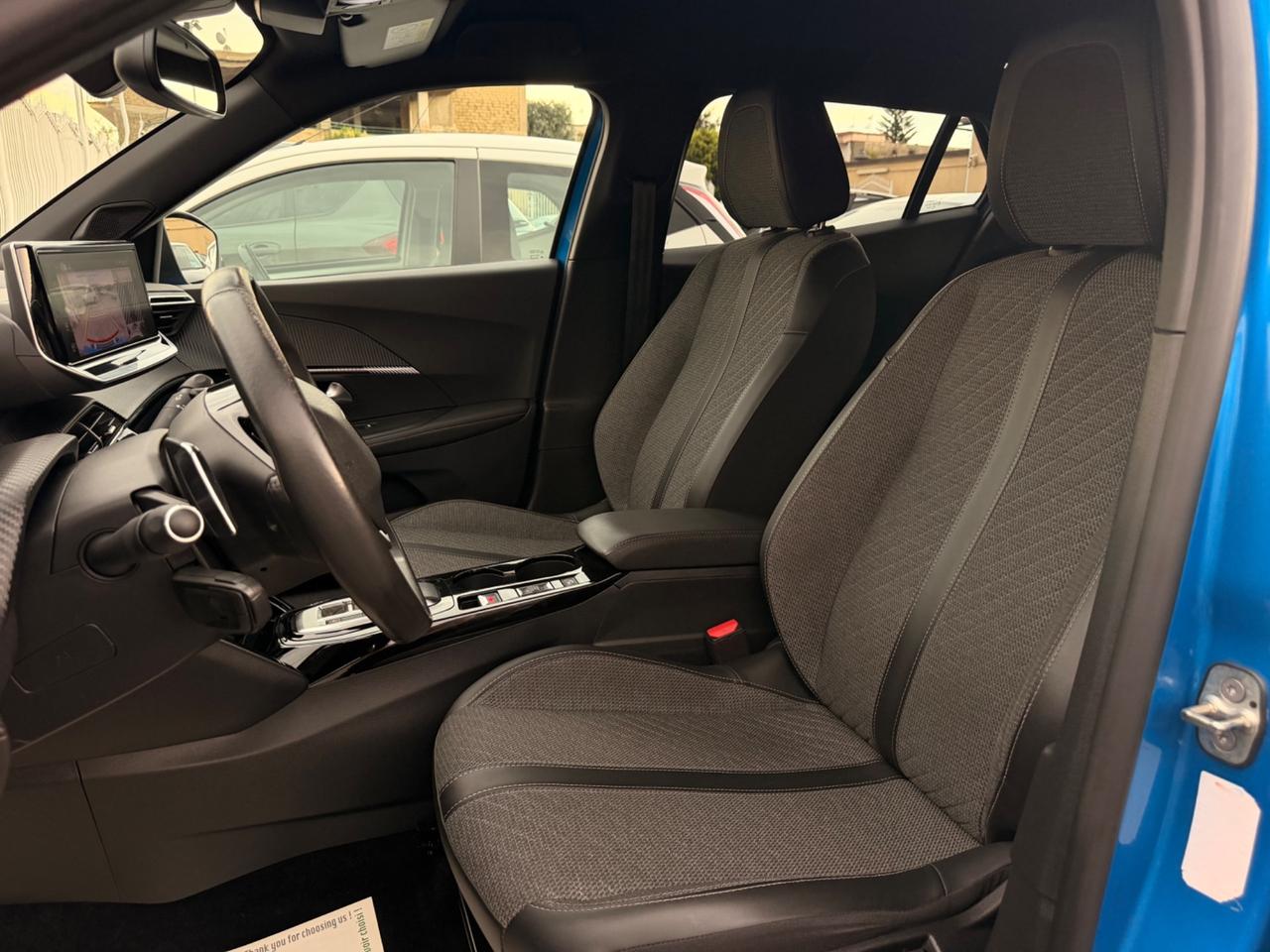 Peugeot 2008 1.5 BlueHDi 130 EAT8 Allure navi cockpit