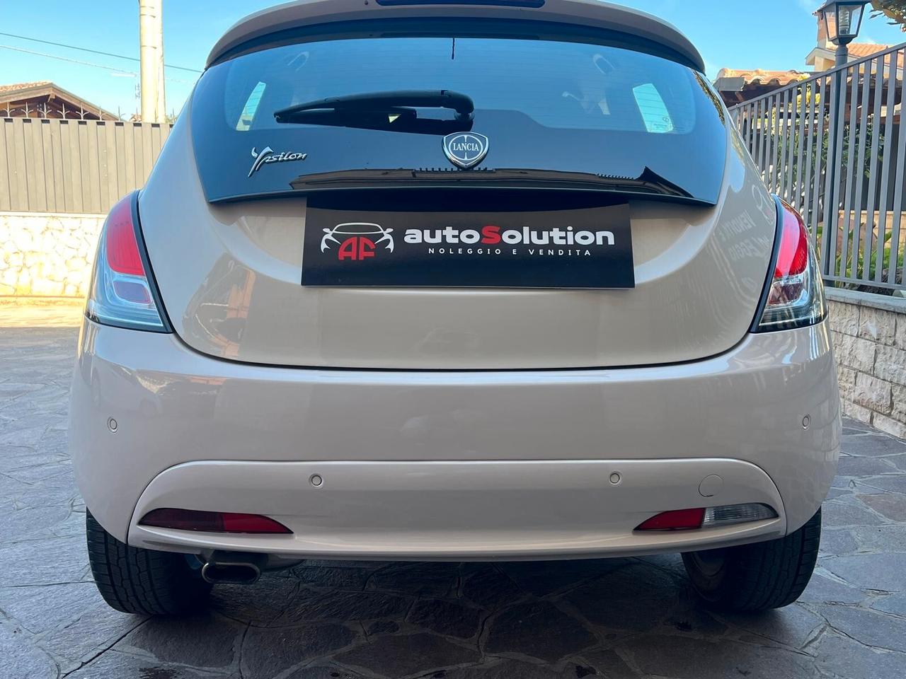 Lancia Ypsilon 1.2 69 CV 5 porte Platinum ADATTA NEOPATENTATI
