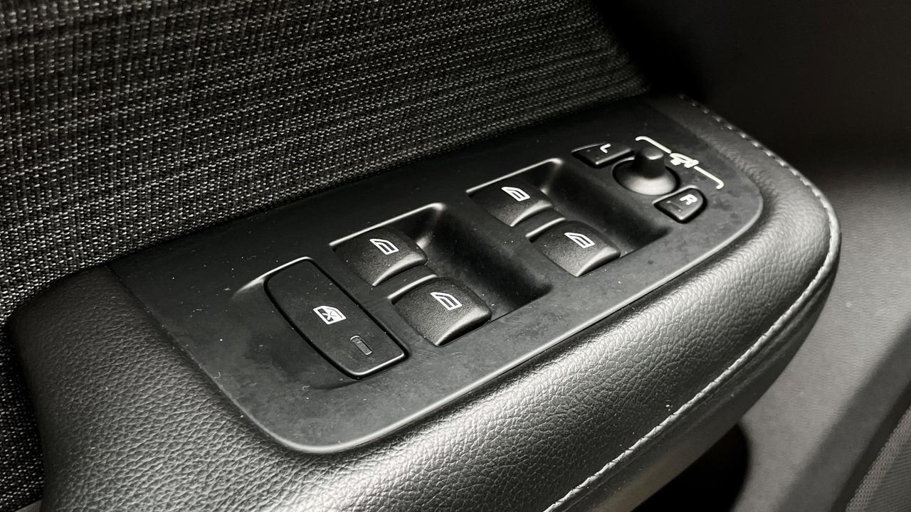 VOLVO V60 B4 2.0 GEARTRONIC MOMENTUM BUSINESS PRO 197CV - FULL LED, TETTO, SEDILI RISCALDABILI