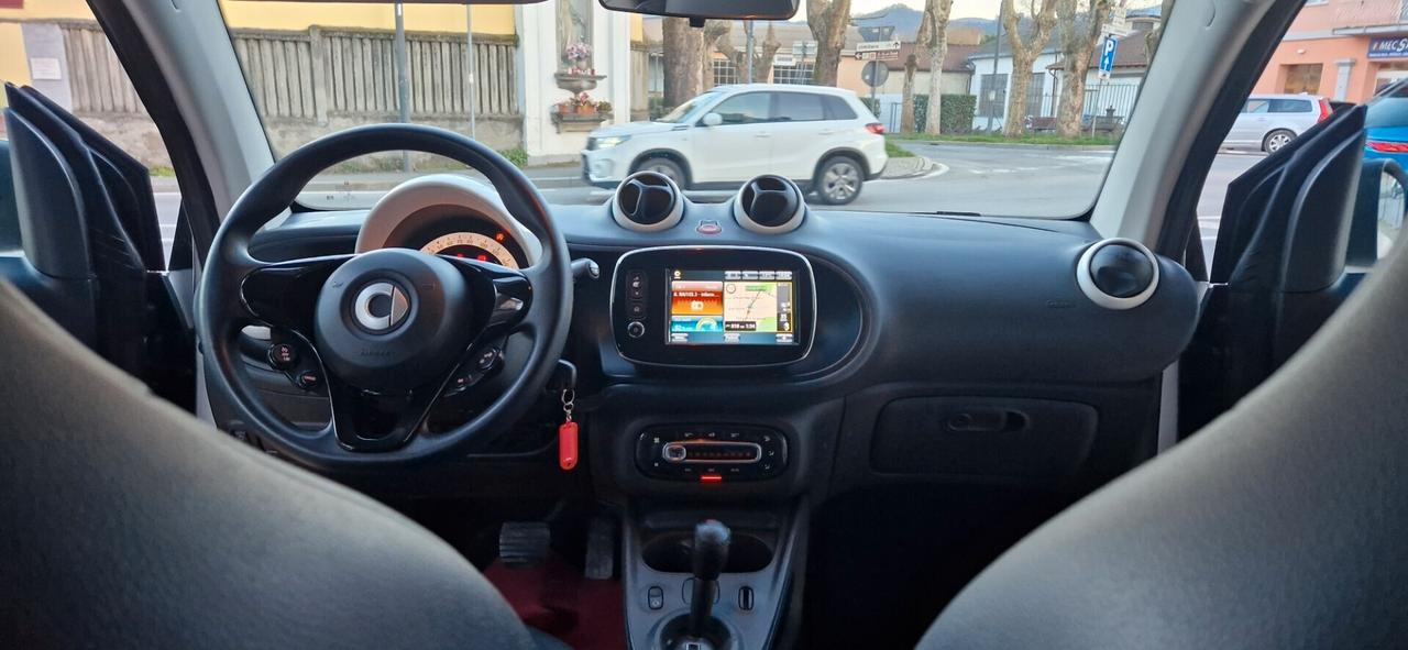 Smart ForTwo 70 1.0 twinamic 68.565 km NAVI