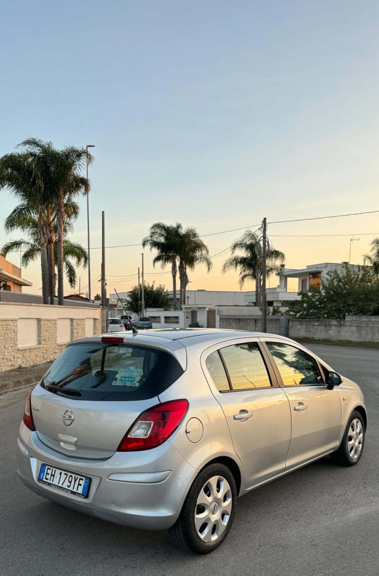 OPEL CORSA 1.2 BENZINA COSMO 2011