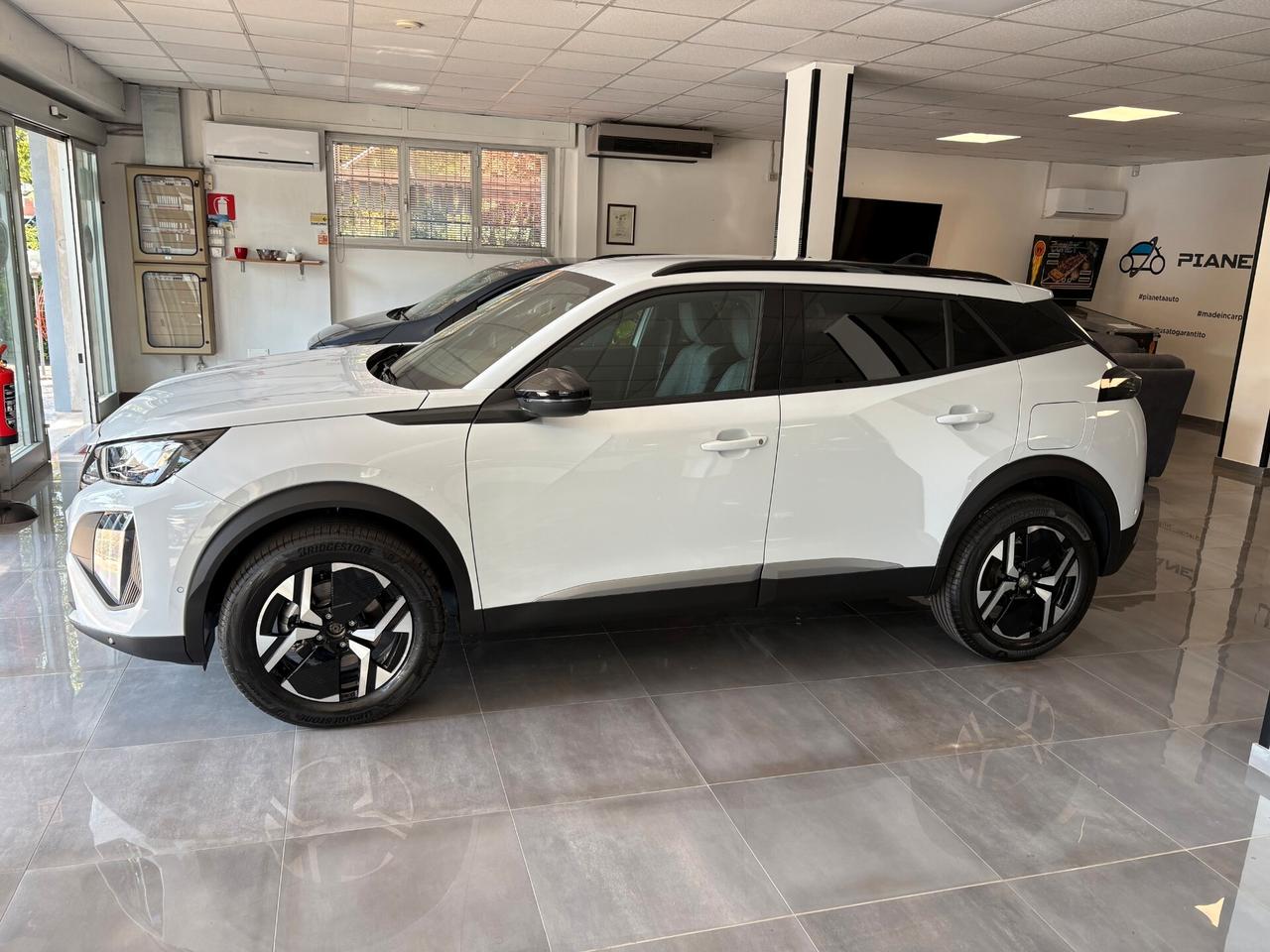 Peugeot 2008 Allure 1.2 Hybrid e-DCS6 - KMO 2026