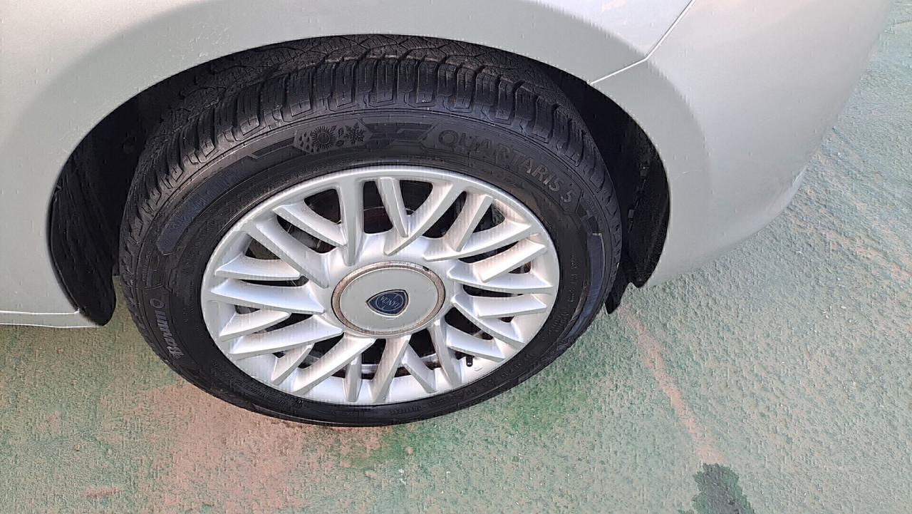 Lancia Ypsilon 1.2 69 CV 5 porte Gold