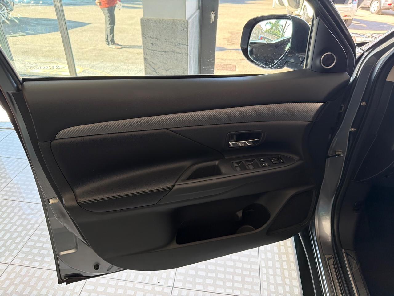 Mitsubishi Outlander 2.2 DI-D 4WD Instyle 7p. Con Tetto apribile