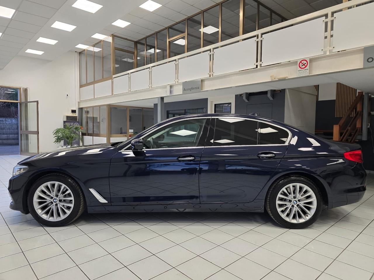 Bmw 530d xDrive Luxury 265cv con 11.000km PARI A NUOVO!!