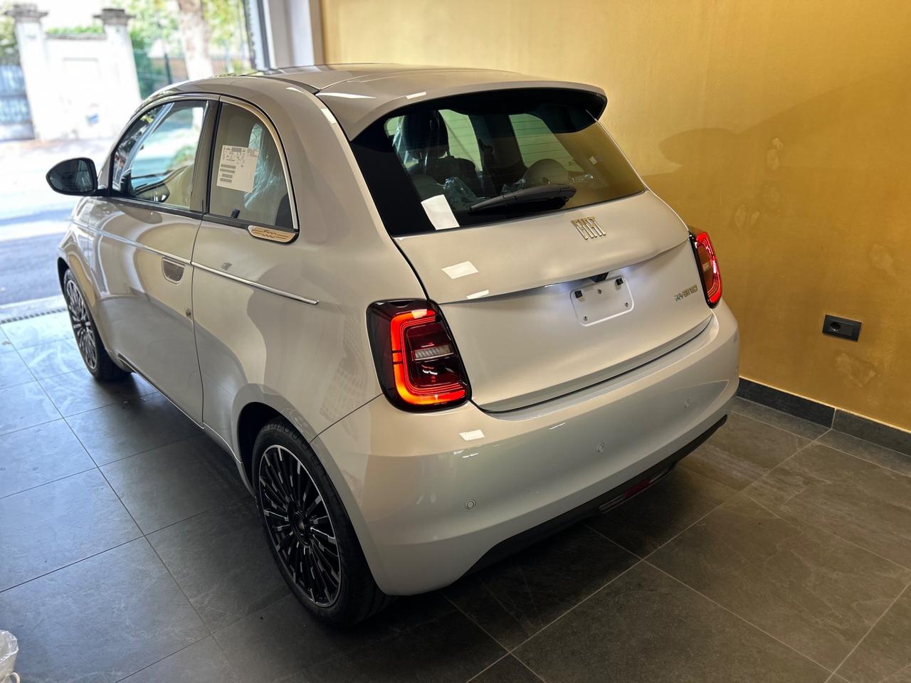 Fiat 500 1.0 Hybrid La Prima *** KM0 * GARANZIA UFFICIALE 2 ANNI ESENZIONE BOLLO 2027 ***