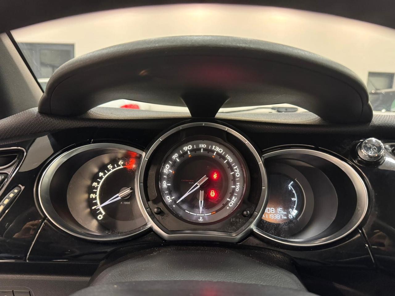 Ds DS3 3 1.2 VTi 82 Just Black