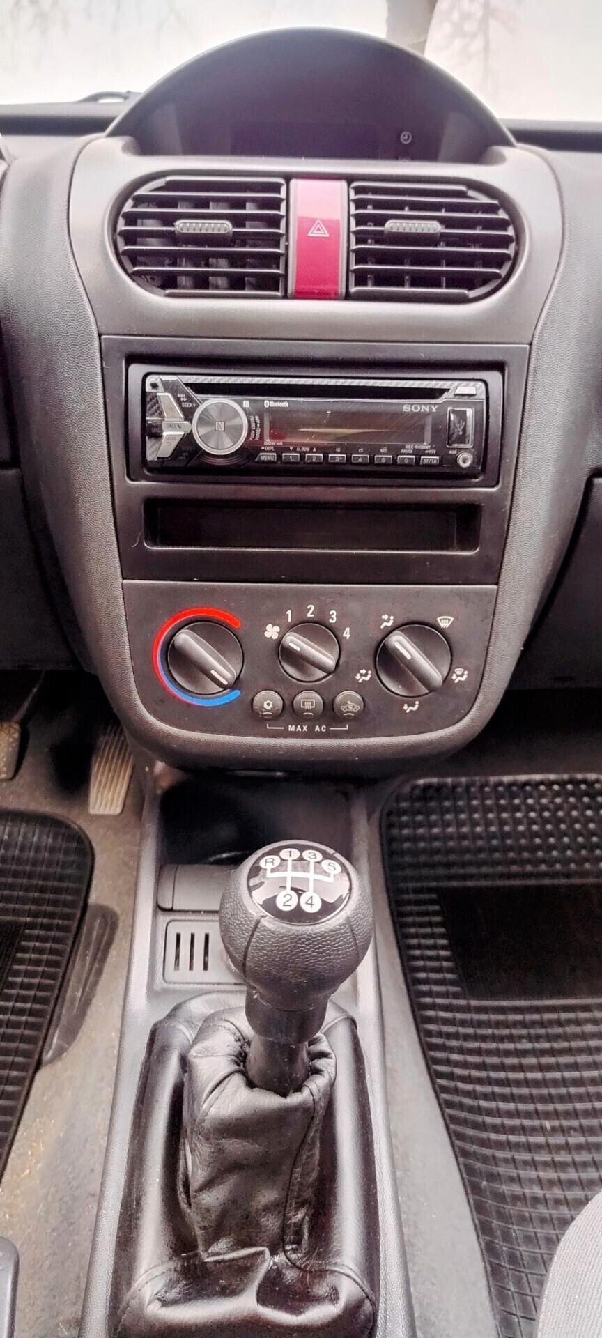 Opel Corsa 1.2i 16V cat 3 porte