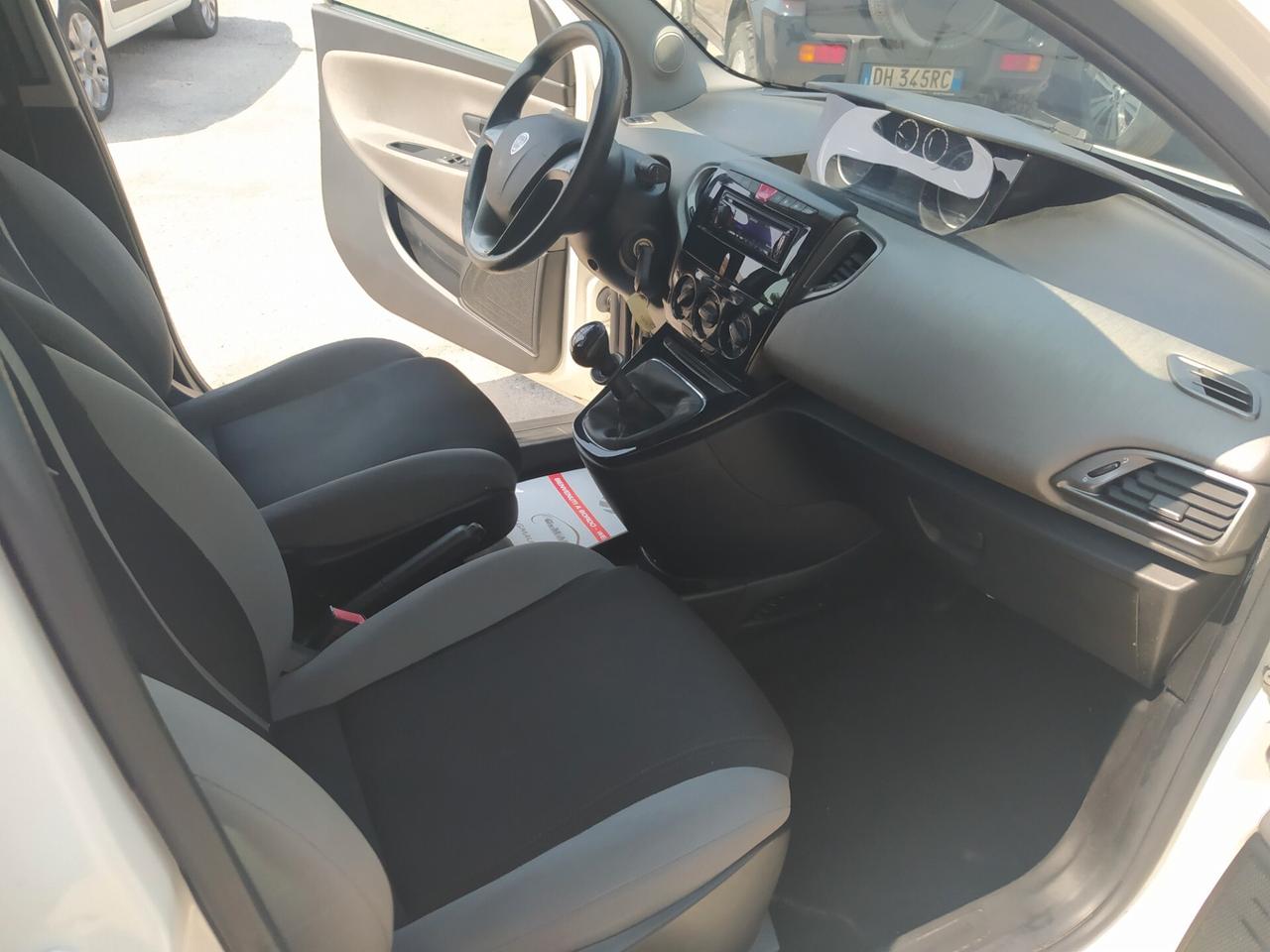 Lancia Ypsilon 0.9 TwinAir 85 CV 5 porte Metano Ecochic Silver Neopatentati