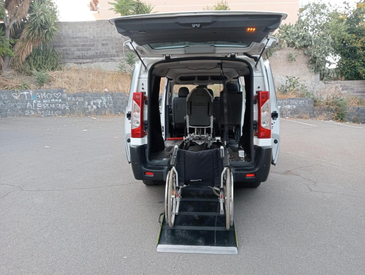 Peugeot Expert Pianale ribassato con rampa disabili 2 carrozzine