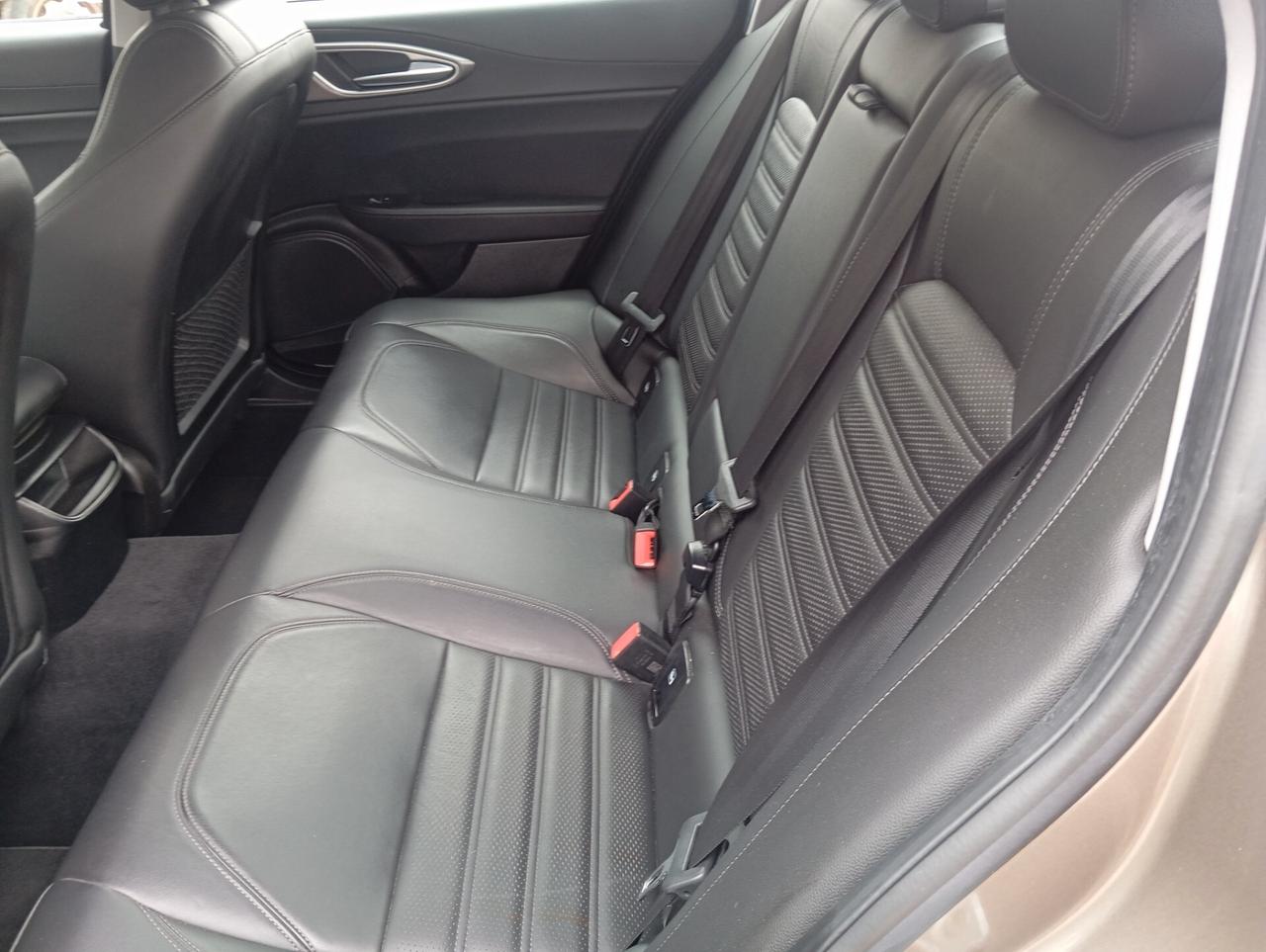 Alfa Romeo Giulia 2.2 Turbodiesel 210 CV AT8 AWD Q4 Veloce