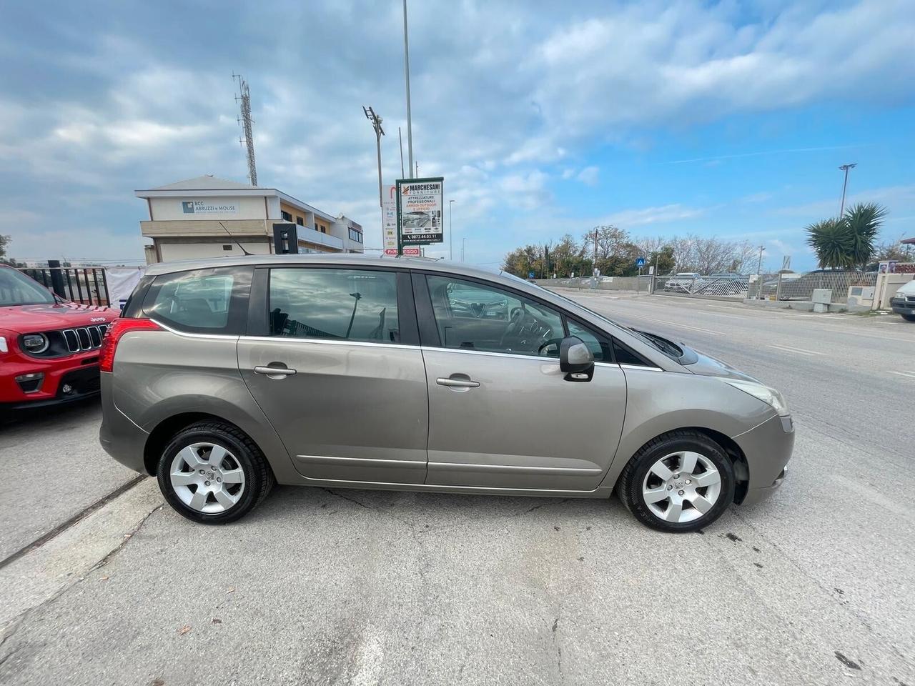 Peugeot 5008 1.6 e-HDi 112CV Stop&Start cambio robotizzato Family