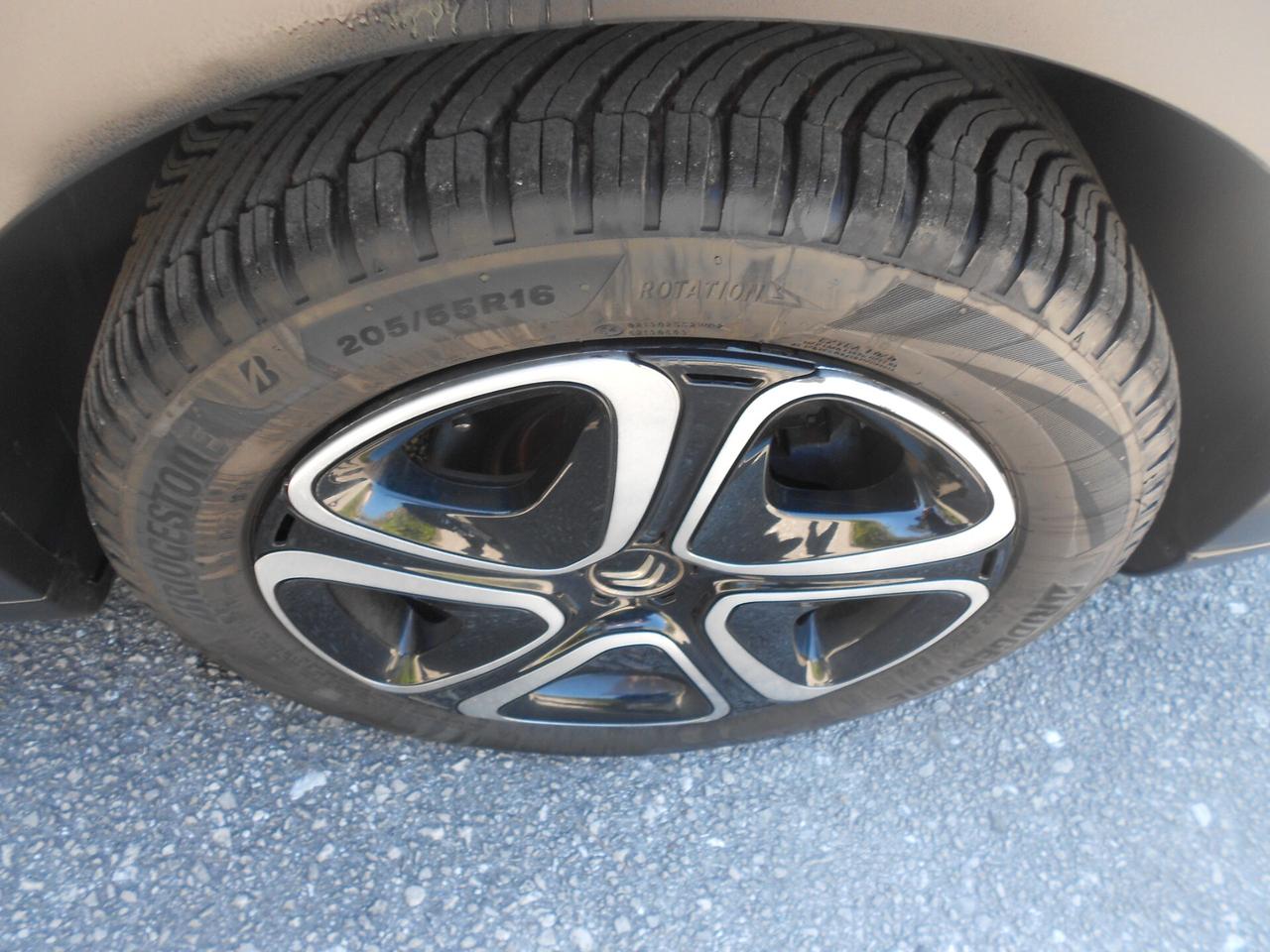 C3(my'23)1.2ie(BI-COLOR,LED,CRUISE,SENSORI)5posti