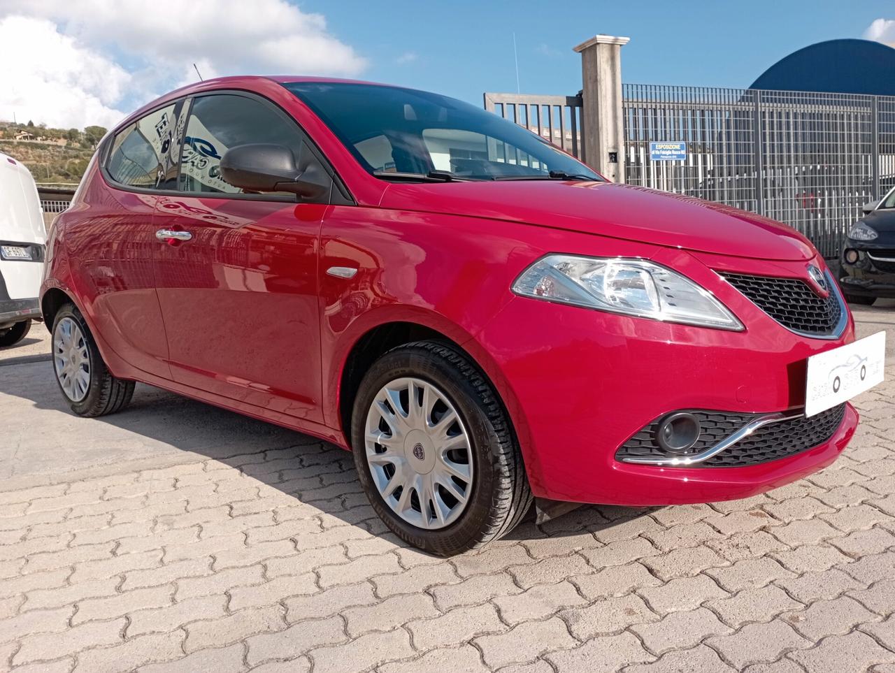 Lancia Ypsilon 1.2 69 CV 5 porte Silver