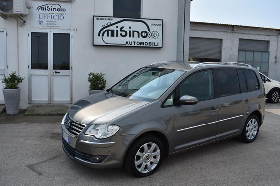 VOLKSWAGEN Touran 1.4 7 p. Highline Ecofuel - 2010