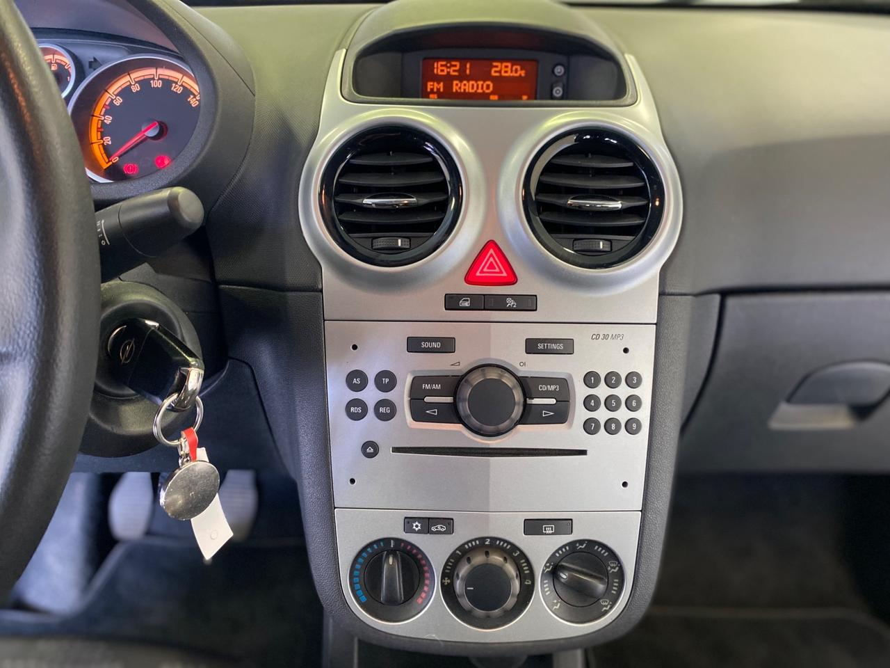 Opel Corsa 1.2 3 porte b-color