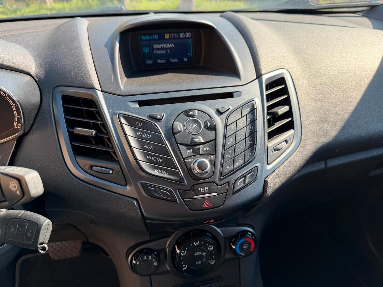 Ford Fiesta Cambio Automatico Black & White