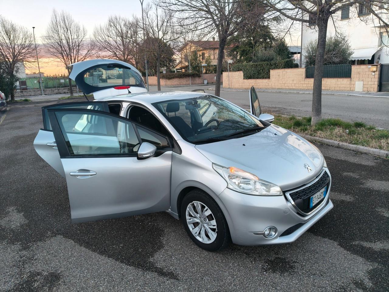 Peugeot 208 1.2 5 porte 2014 SOLO 137.000 KM