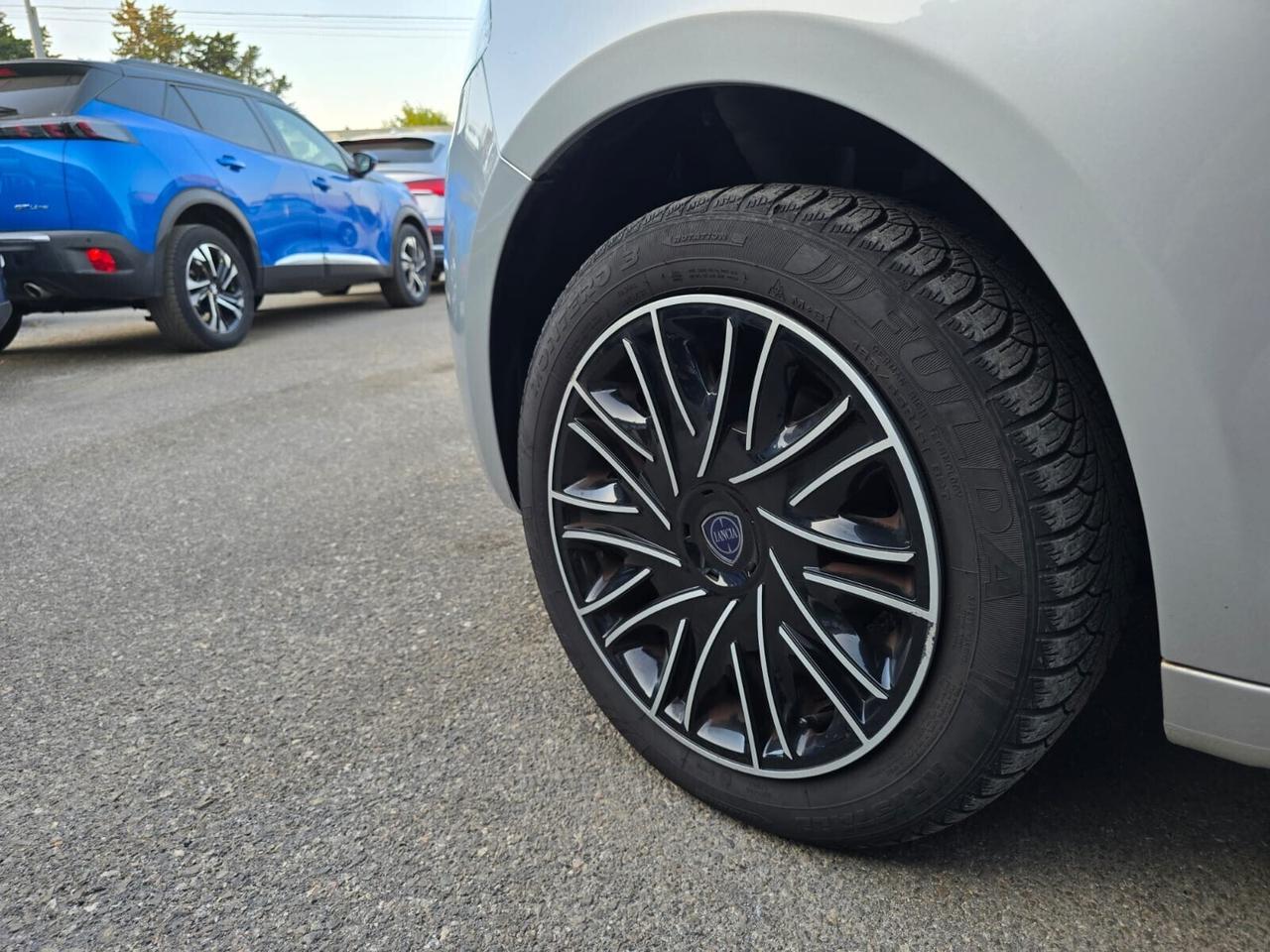 Lancia Ypsilon 1.0 FireFly 5 porte S&S Hybrid Ecochic Silver