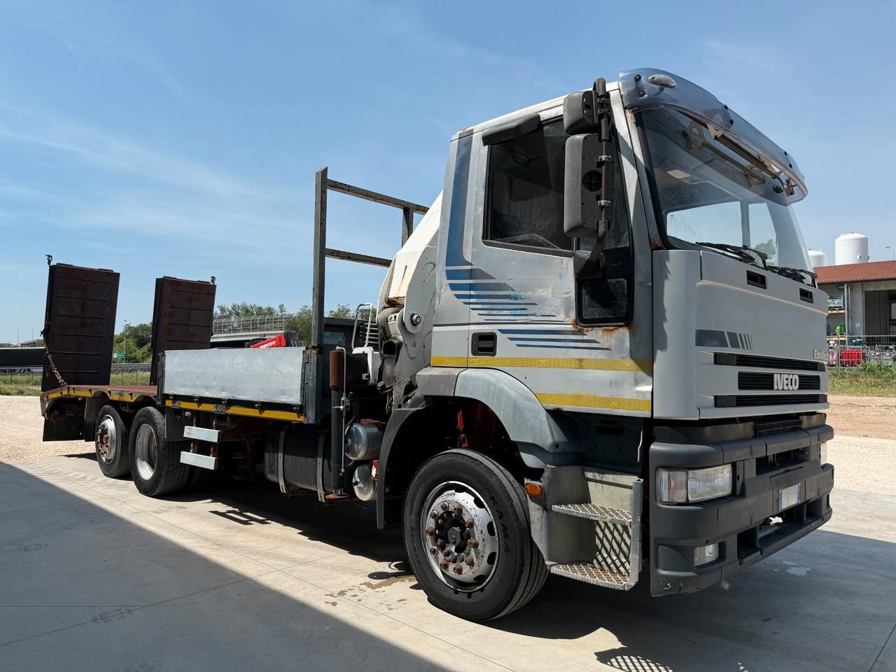Iveco Eurotech 240E42 cassone fisso con rampe idrauliche e gru