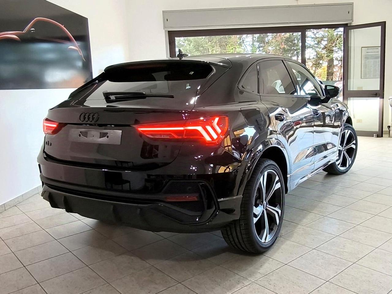 Audi Q3 35 TDI S tronic Identity Black