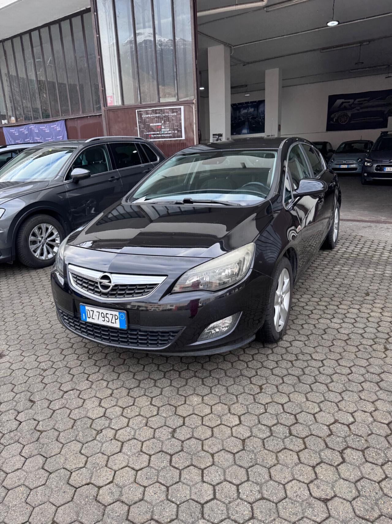Opel Astra 5p COSMO S