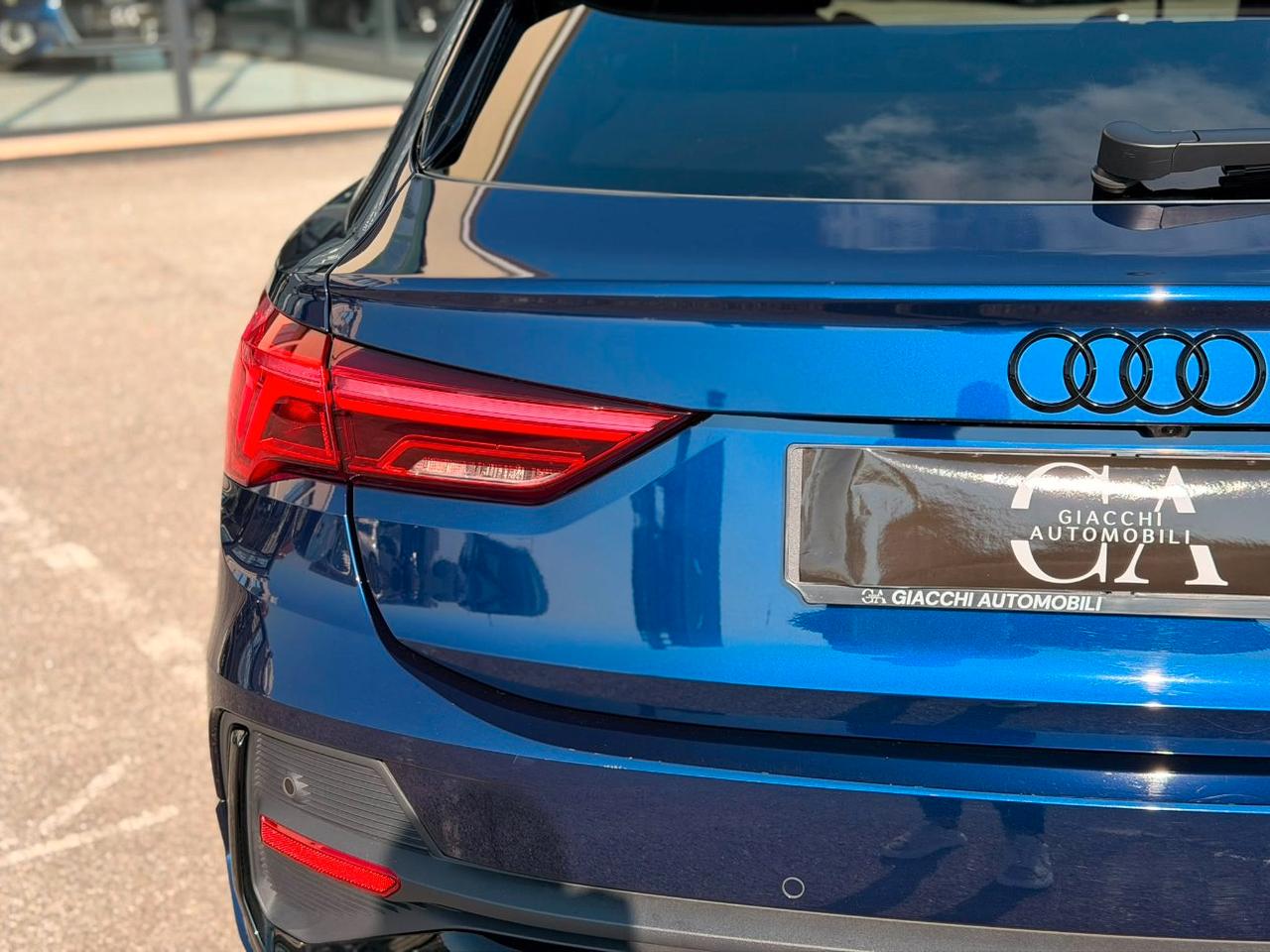 Audi Q3 Sportback 35 2.0 tdi Identity Black s-tronic